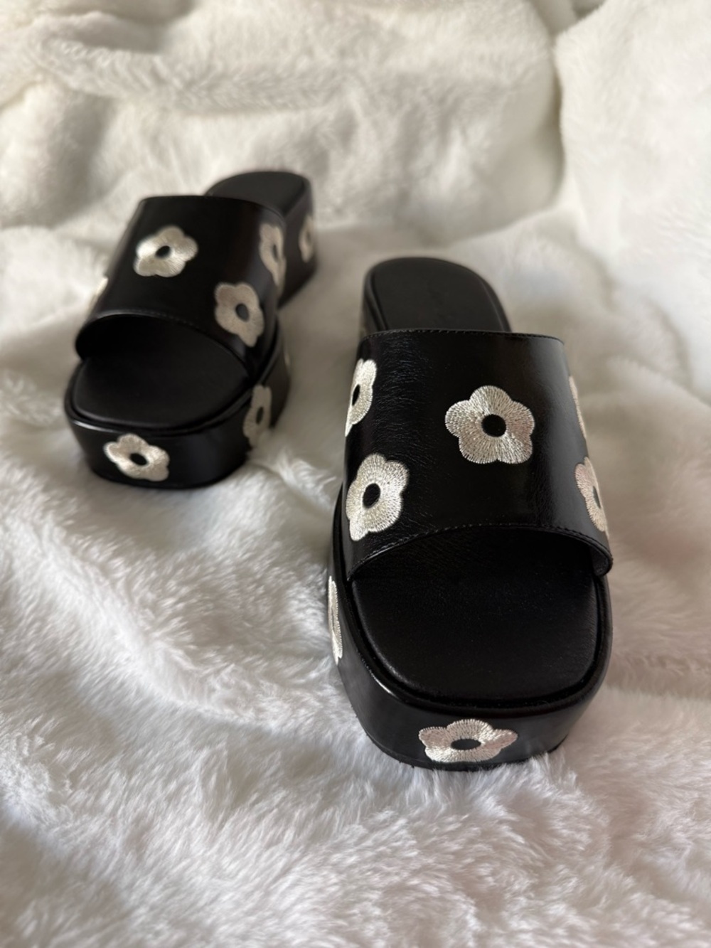Lisa Says Gah Black Dakota Platform Clogs - Picture 3 of 8